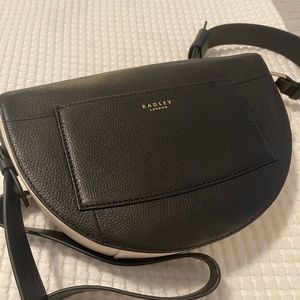A beautiful black & cream crossbody Radley London bag!